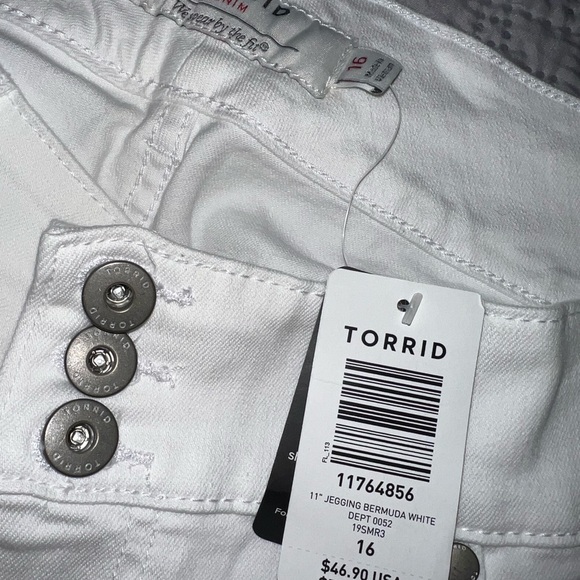 11” White Jegging Bermuda shorts - Picture 2 of 4